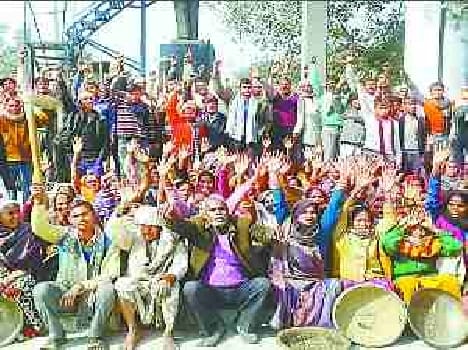 Seven injured in clash including pradhan